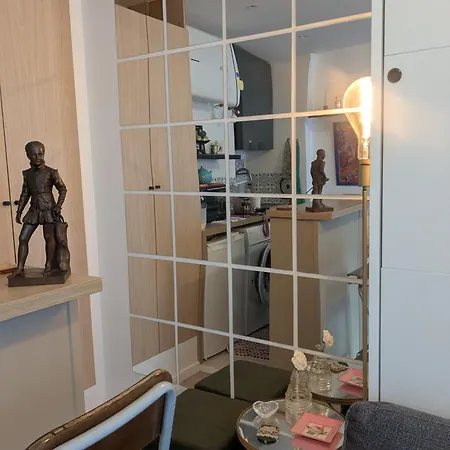 Cosy Renovated Little Nest In Historic Montmartre