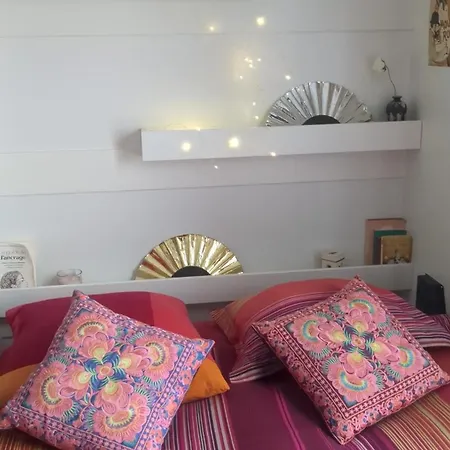 Cosy Renovated Little Nest In Historic Montmartre * Paříž