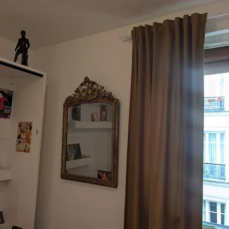 Cosy Renovated Little Nest In Historic Montmartre *