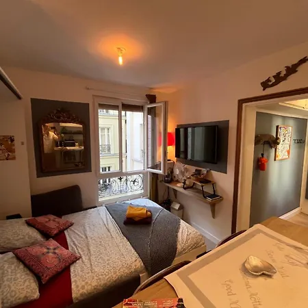 Cosy And Charming In Historic Montmartre