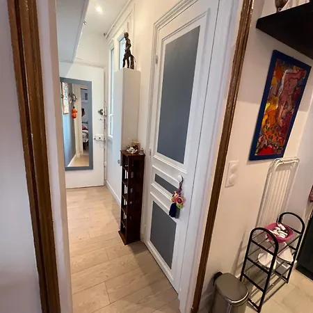 Cosy And Charming In Historic Montmartre