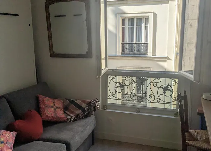 Cosy Renovated Little Nest In Historic Montmartre *