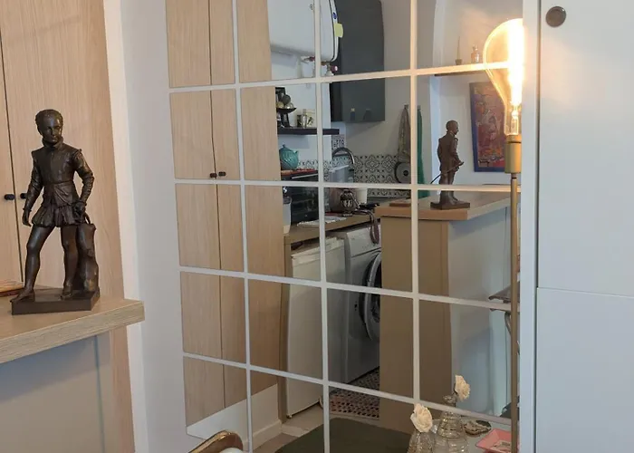 Cosy Renovated Little Nest In Historic Montmartre
